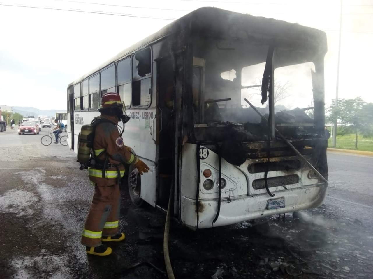 Se incendia camión en Periférico de Gómez Palacio. Noticias en tiempo real