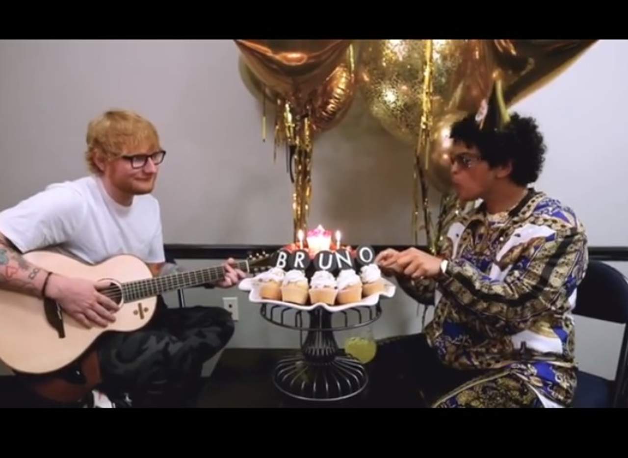 Bruno Mars contrata a Ed Sheeran para que cante en su camerino. Noticias en tiempo real