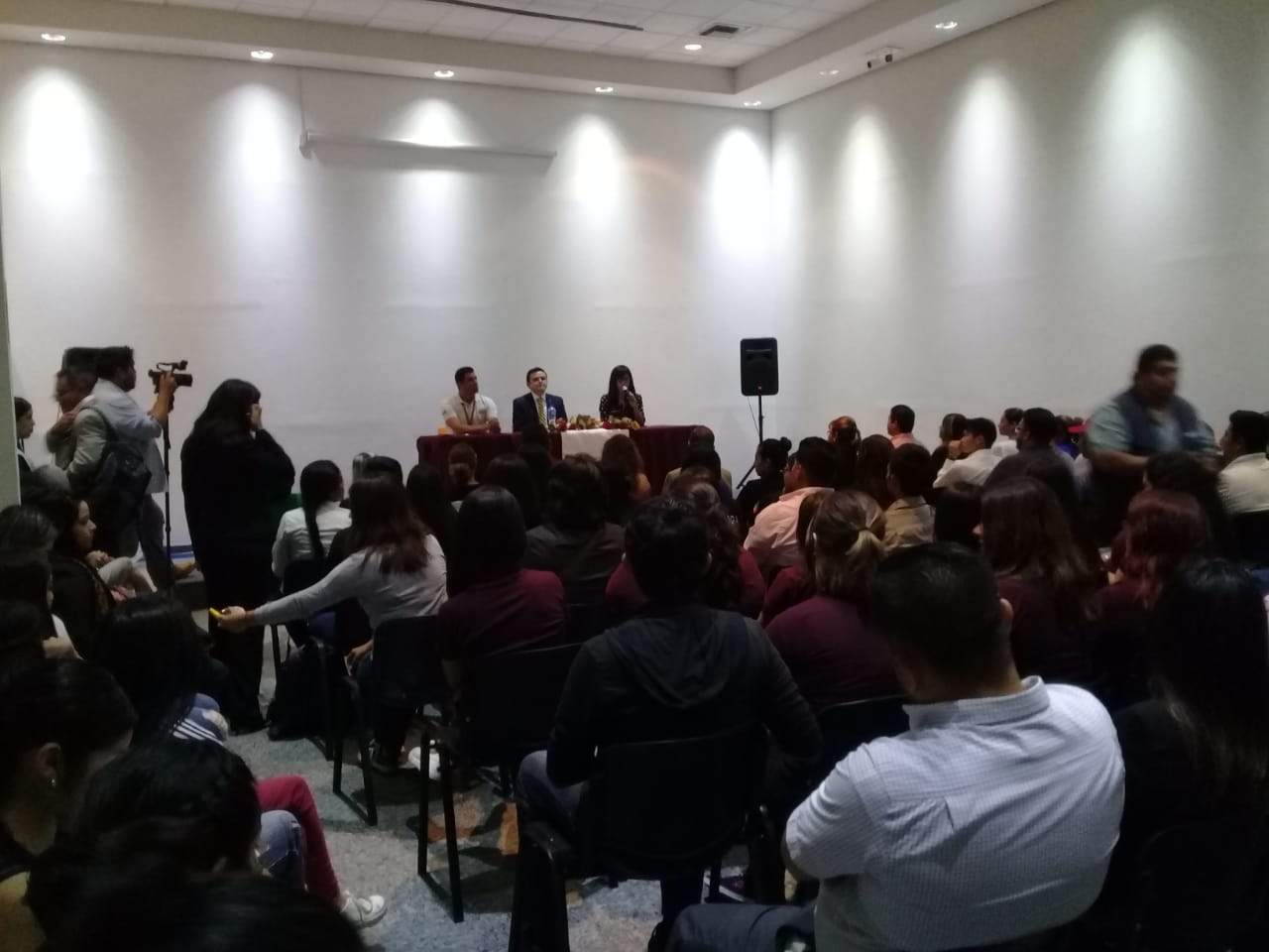 Imparten conferencia a abogados en Monclova. Noticias en tiempo real