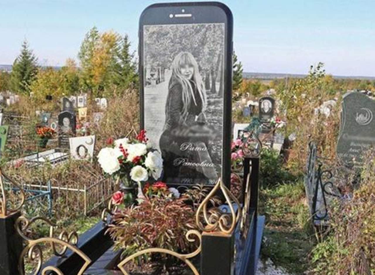 Padre le hace a su hija una lápida en forma de iPhone. Noticias en tiempo real