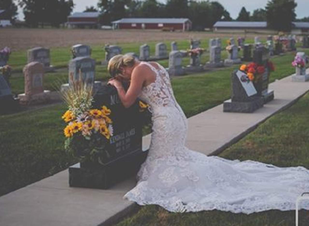 Se fotografía en la tumba de su novio el día que sería su boda. Noticias en tiempo real