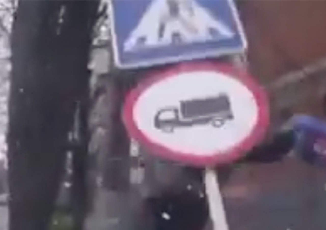 VIDEO: Evita accidente vial pero algo inesperado sucede al final. Noticias en tiempo real