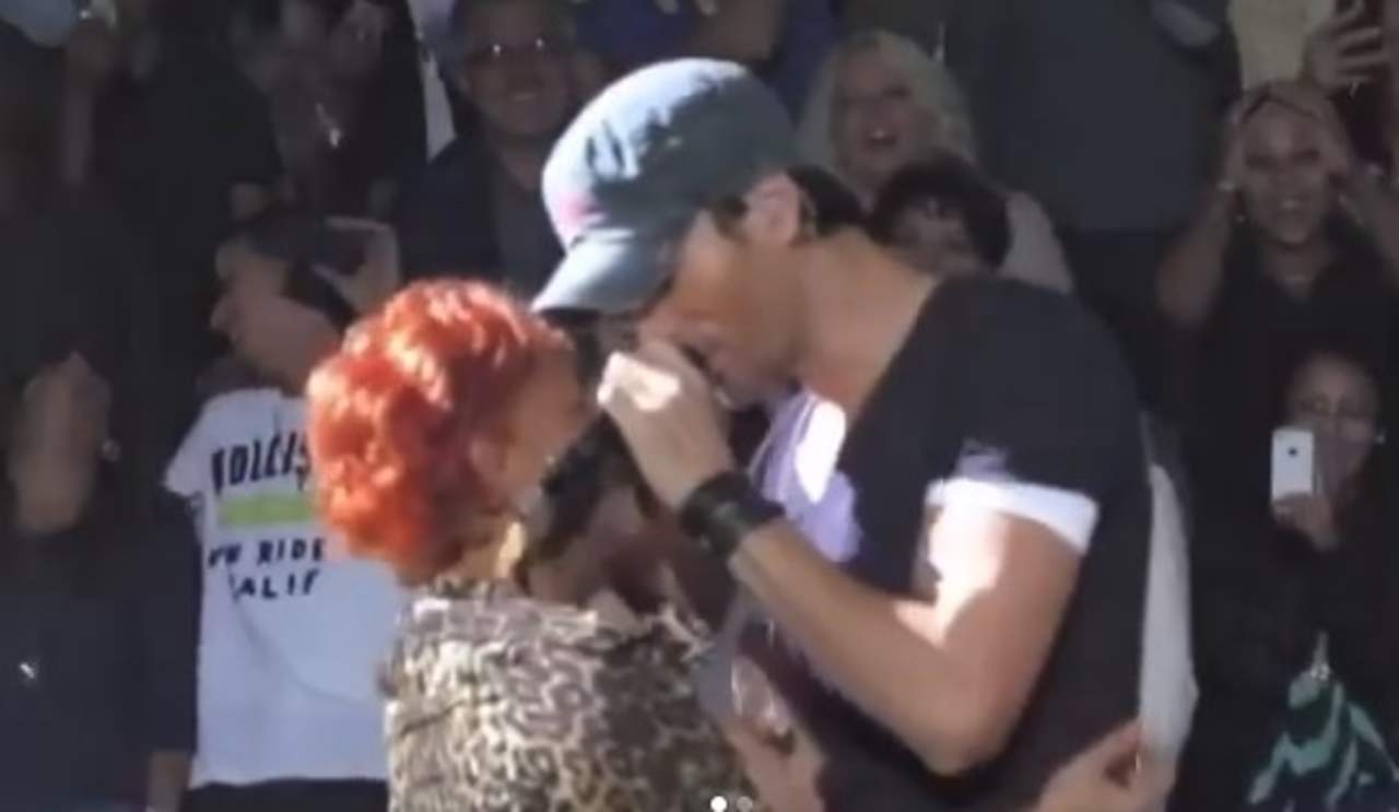 Enrique Iglesias sigue cariñoso con fans en el escenario. Noticias en tiempo real