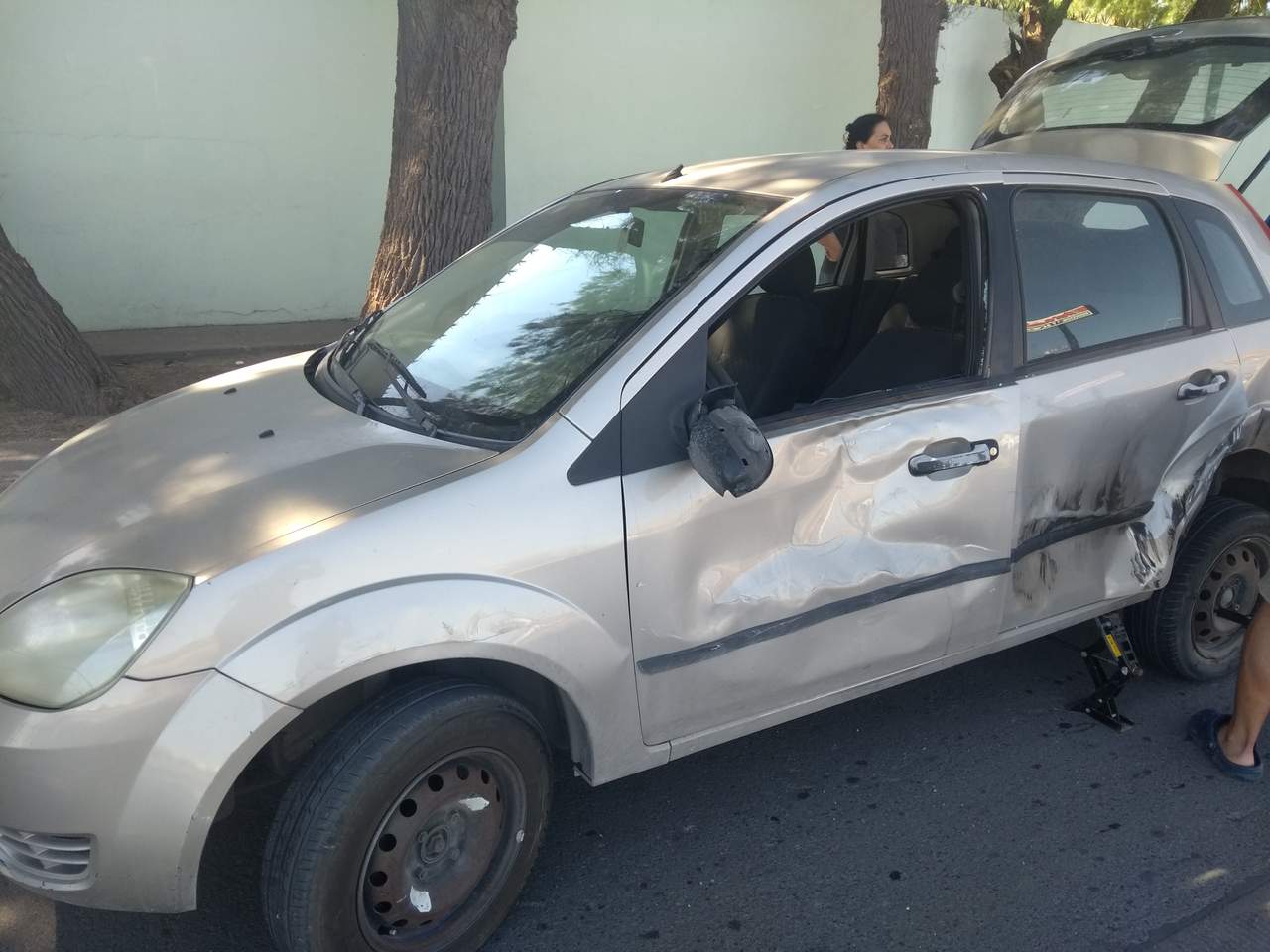 Tráiler impacta contra auto frente al Campo Militar de Torreón. Noticias en tiempo real