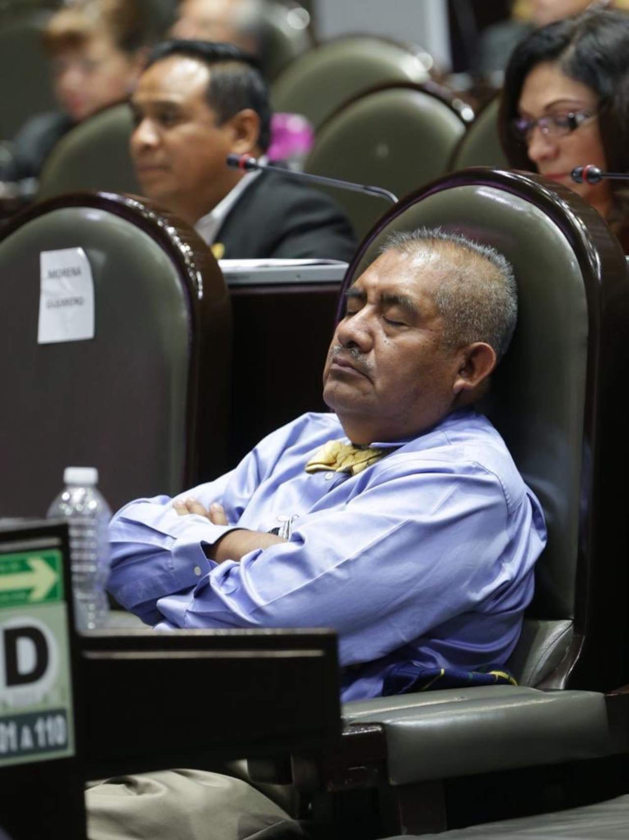 Diputado justifica siesta en las sesiones; es cuestión fisiológica, dice. Noticias en tiempo real