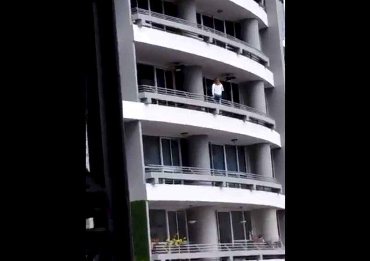 Mujer muere en Panamá tras caer desde un piso 27 por una selfie. Noticias en tiempo real