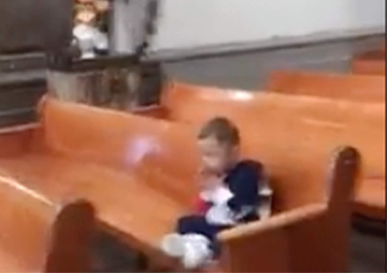 Niño con discapacidad conmueve al rezar en iglesia. Noticias en tiempo real