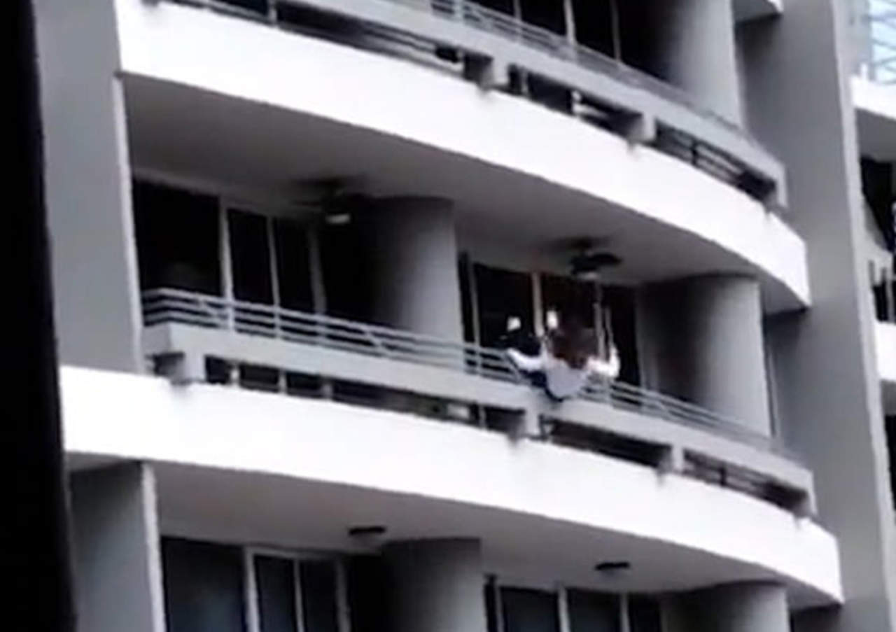 VIDEO: Cae del piso 27 por intentar tomarse una selfie. Noticias en tiempo real