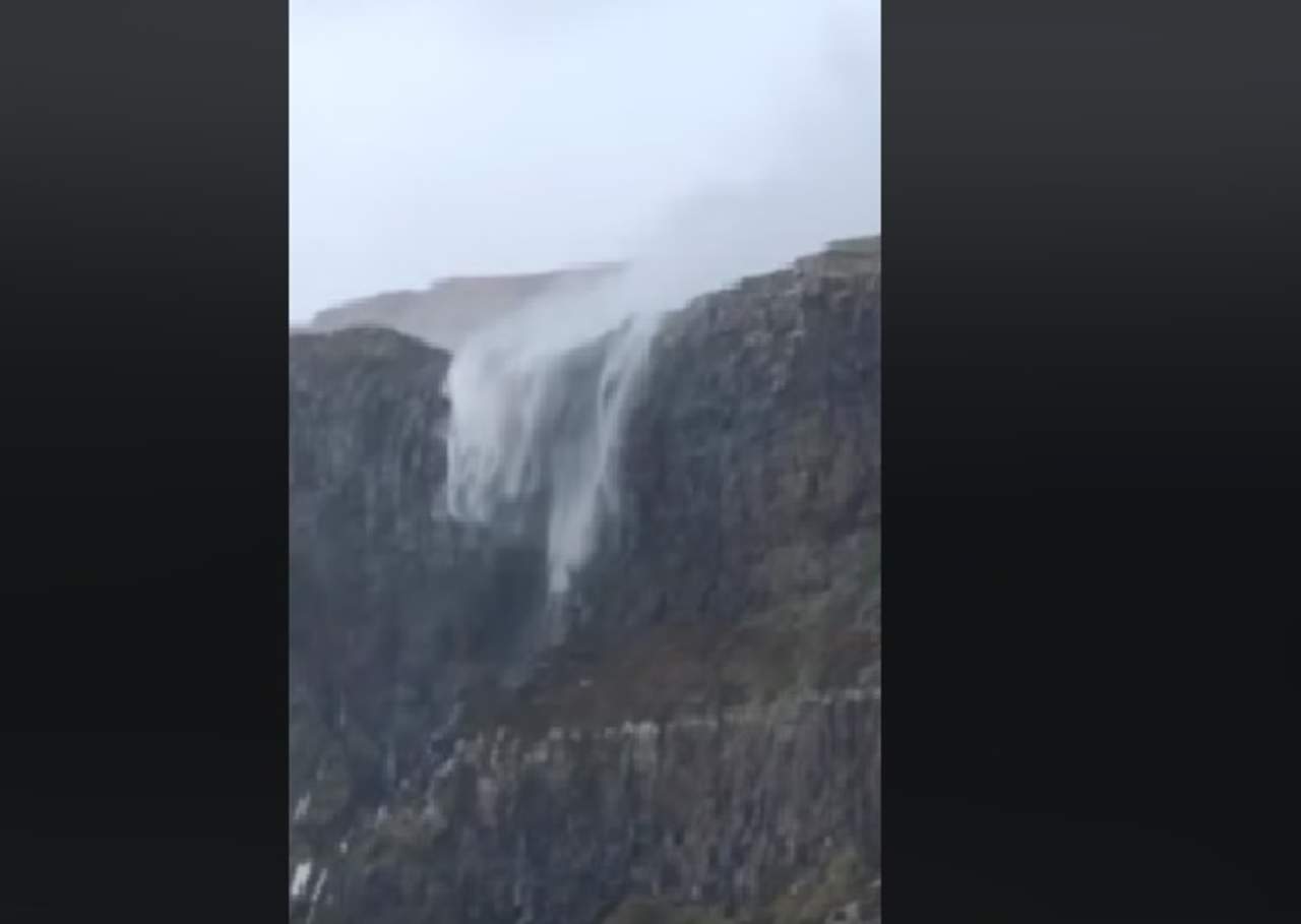 VIDEO: La cascada que cae hacia arriba. Noticias en tiempo real