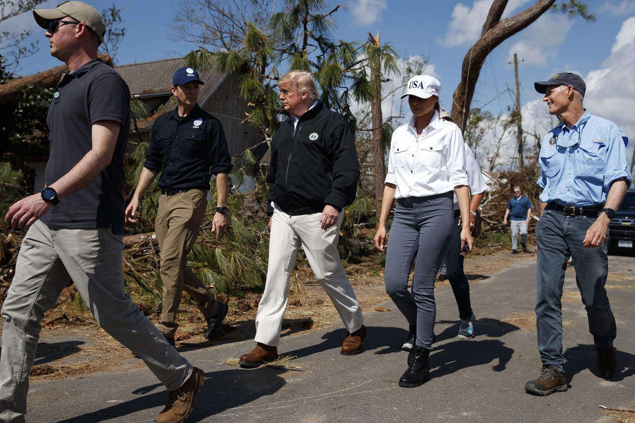 Trump observa devastación en comunidades de Florida. Noticias en tiempo real