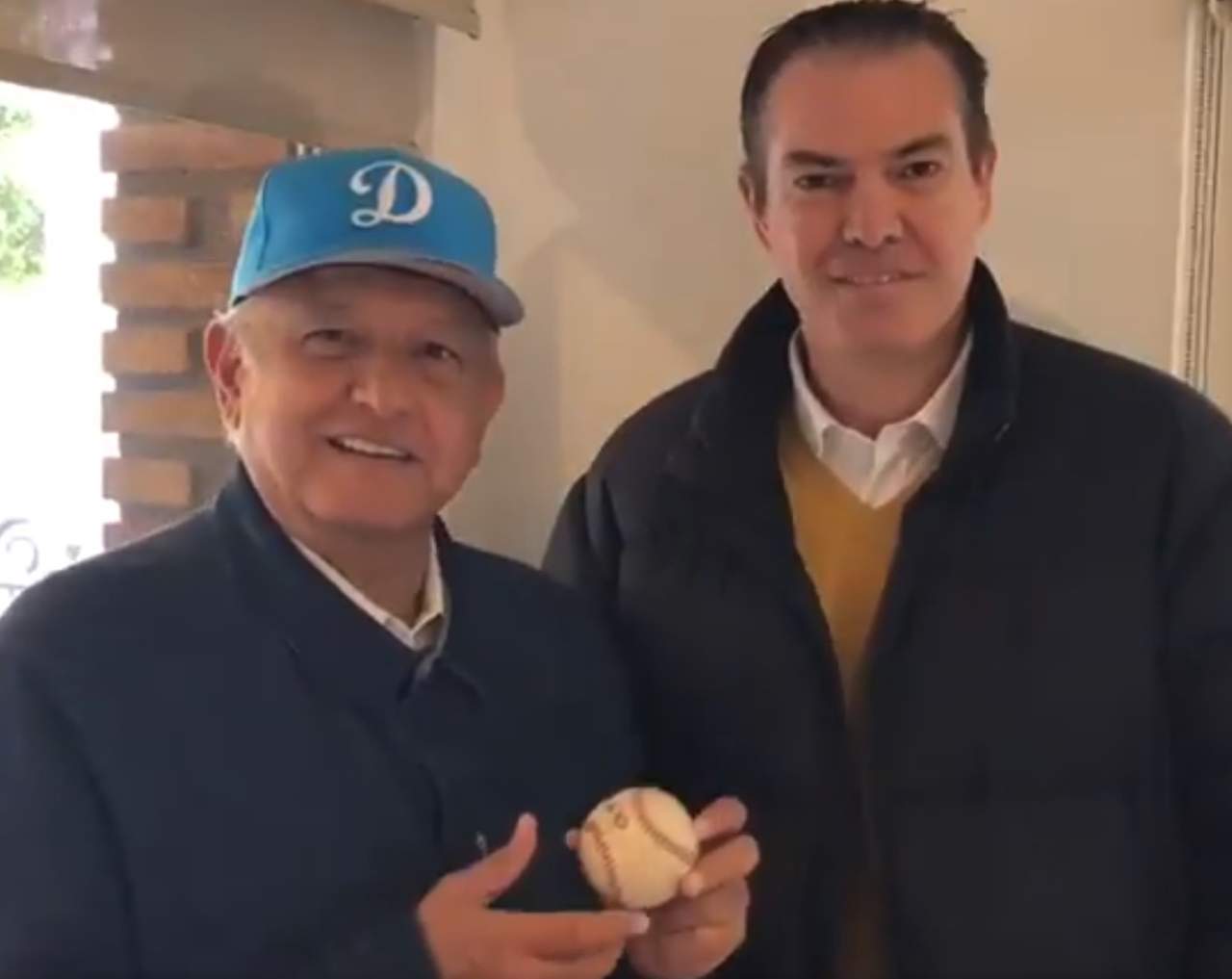 Exbeisbolista Ismael Valdez regala pelota a López Obrador. Noticias en tiempo real