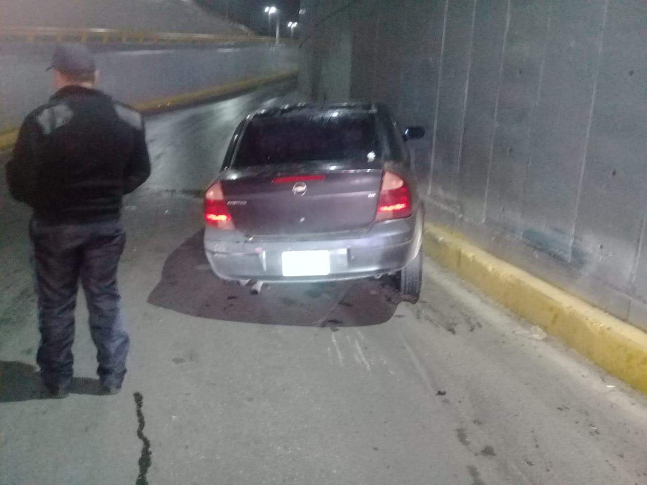 Abandonan vehículo tras chocar en el Nudo Mixteco. Noticias en tiempo real