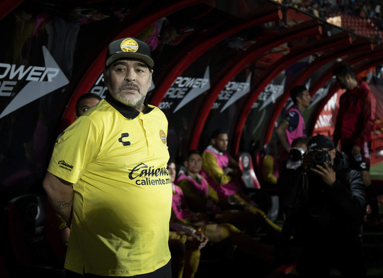Maradona necesita prótesis, no tiene cartílagos en las rodillas: médico. Noticias en tiempo real