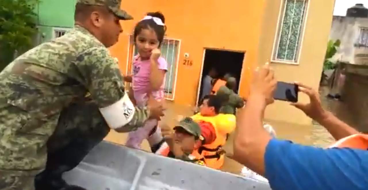 Ejército evacúa a familias afectadas por lluvias en  Veracruz. Noticias en tiempo real