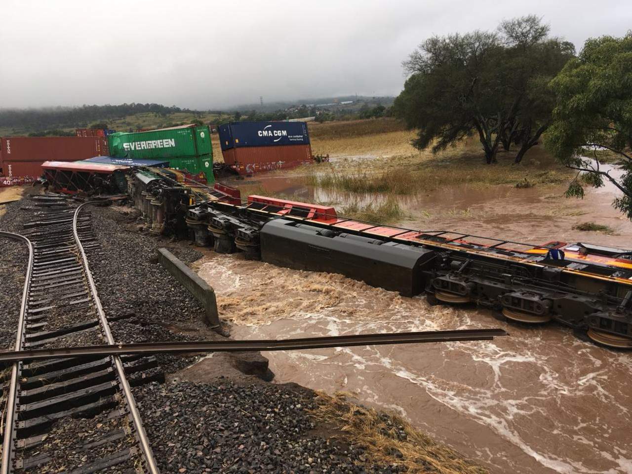 Descarrila tren de carga por lluvias en Michoacán. Noticias en tiempo real