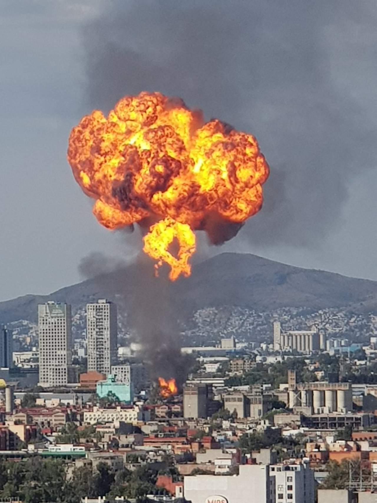 Incendio en fábrica deja un herido y 2 mil evacuados. Noticias en tiempo real