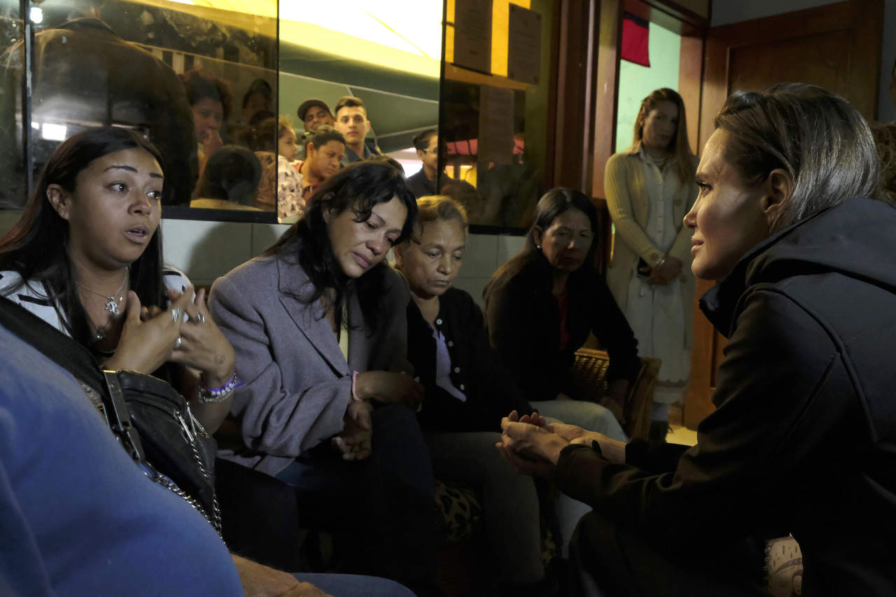 Angelina Jolie comprueba éxodo venezolano en frontera de Perú con Ecuador. Noticias en tiempo real