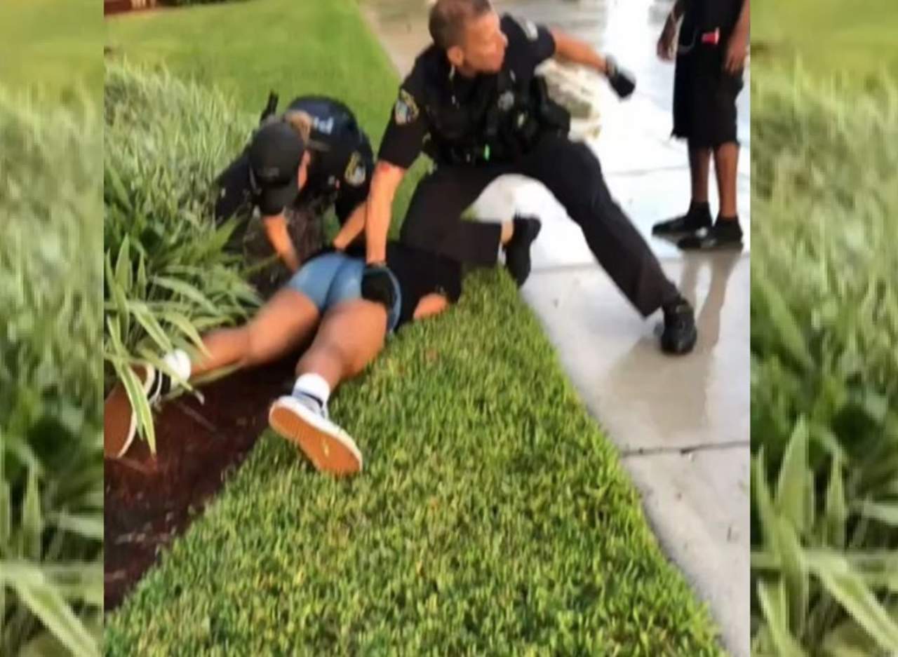 Difunden video de policía golpeando a una adolescente. Noticias en tiempo real