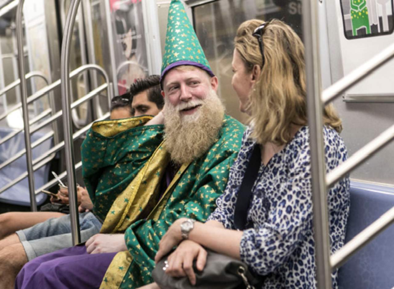 Un ‘mago’ encanta a los viajeros en el metro de NY. Noticias en tiempo real