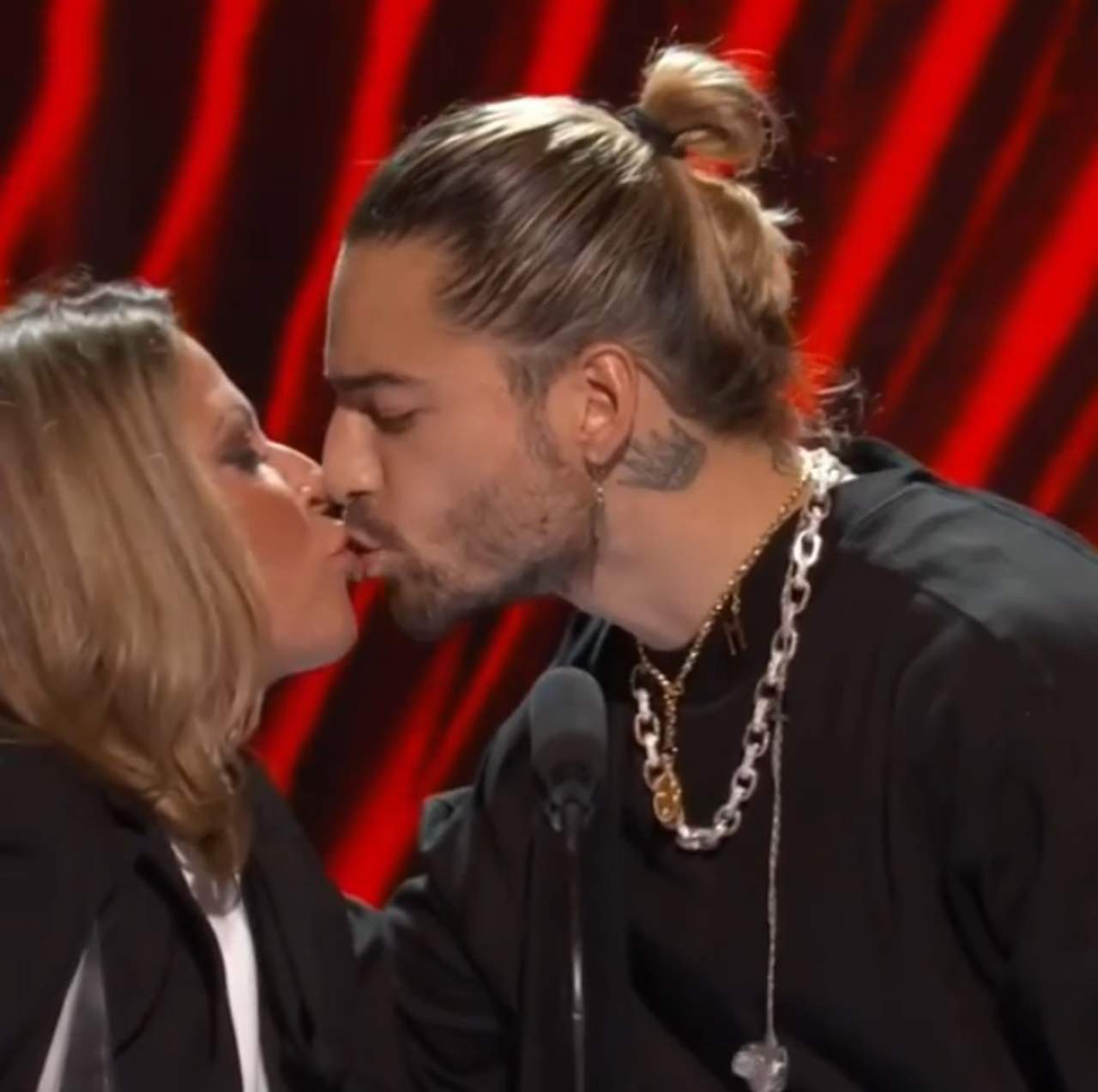Maluma besa a conductora de los Latin American Music Awards. Noticias en tiempo real