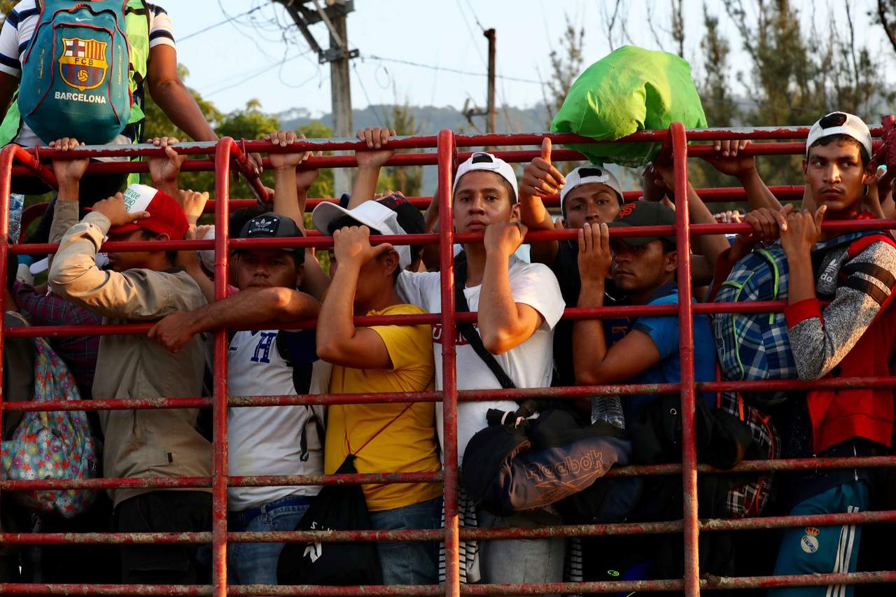 Más migrantes, lejos de la atención de la caravana, van a EU. Noticias en tiempo real