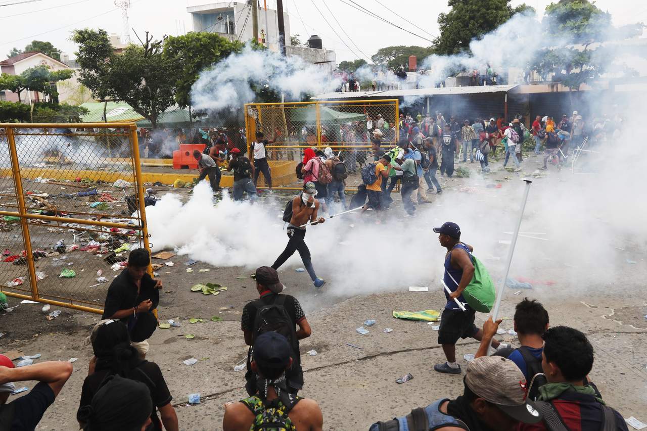 Migrantes se enfrentan con la Policía al intentar cruzar a México. Noticias en tiempo real