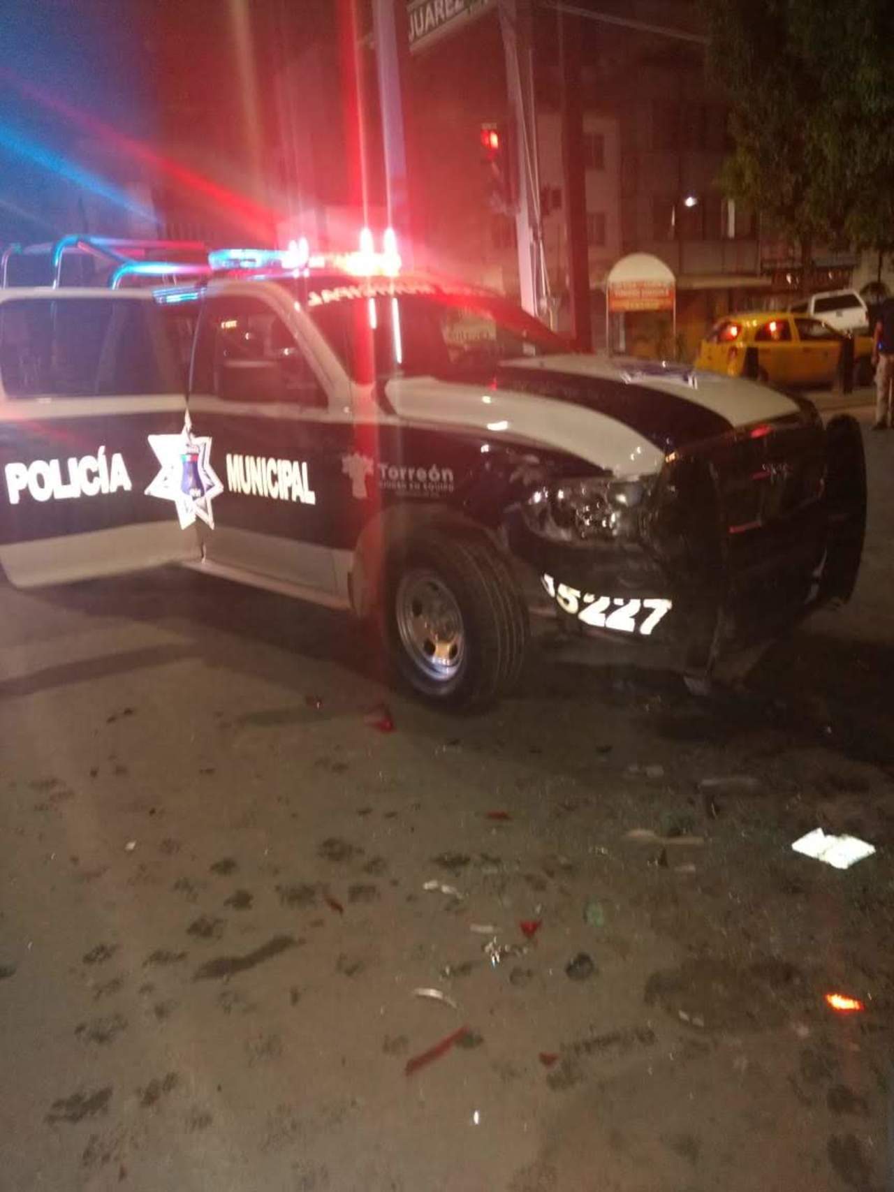 Chocan patrulla de la DSPM y taxi; reportan más de 100 mil pesos en daños. Noticias en tiempo real