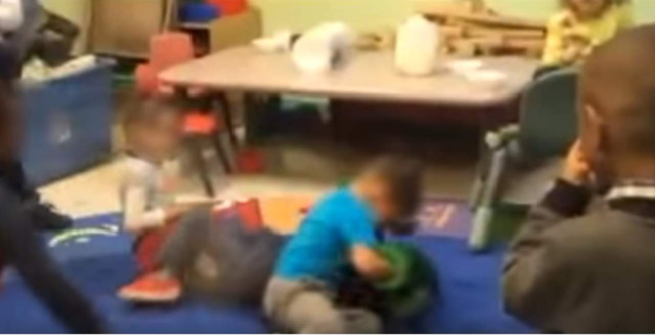 VIDEO: Maestras realizaron un club de pelea en un jardín de niños. Noticias en tiempo real