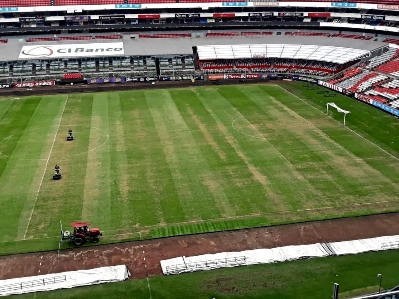 Siguen problemas con el césped del Estadio Azteca. Noticias en tiempo real