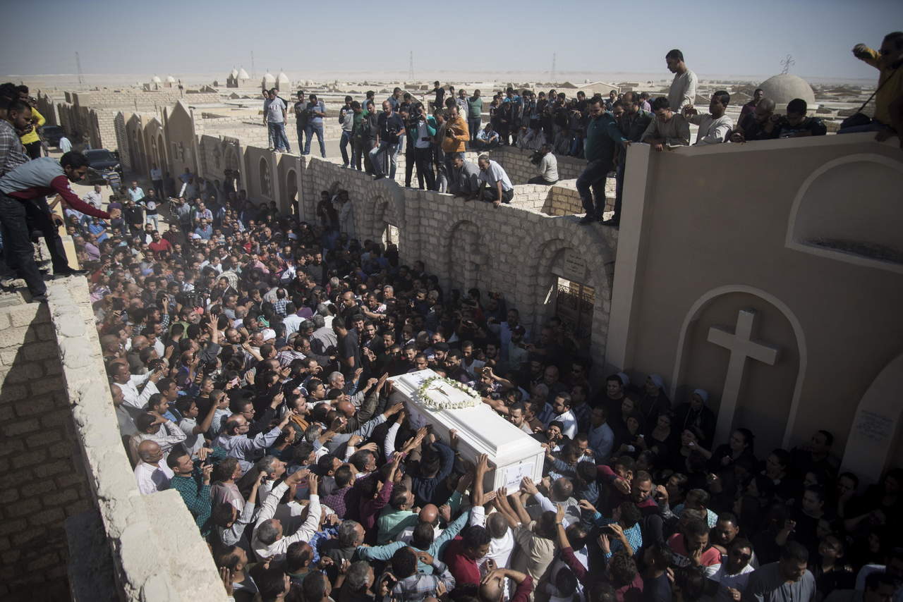 Cristianos egipcios realizan funerales. Noticias en tiempo real