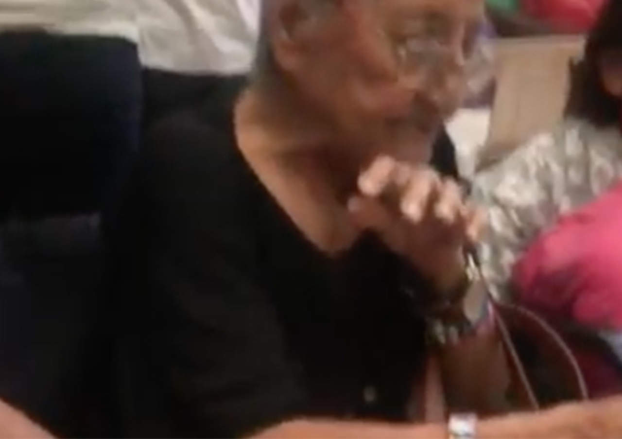 Señoras mayores discuten durante juego de lotería. Noticias en tiempo real