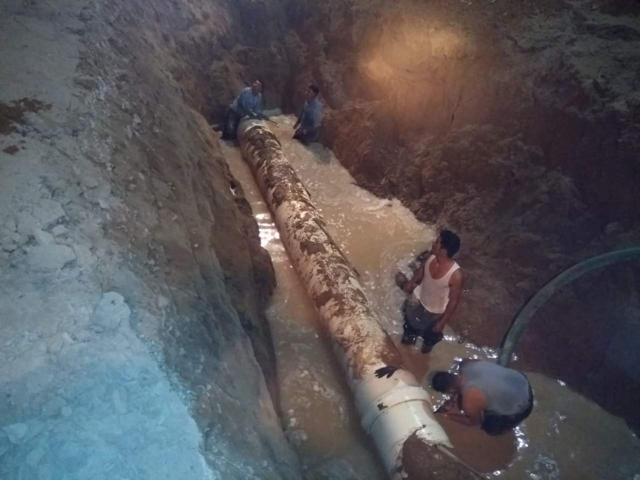 Rotura en tubo ocasiona fuga de agua en Gómez Palacio. Noticias en tiempo real