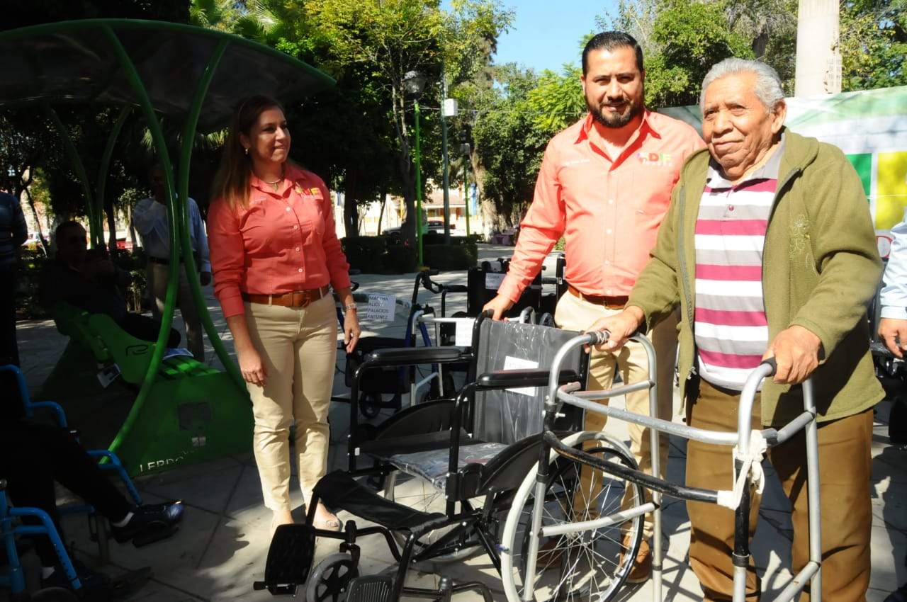DIF Lerdo entrega sillas de ruedas a personas que lo solicitaron. Noticias en tiempo real