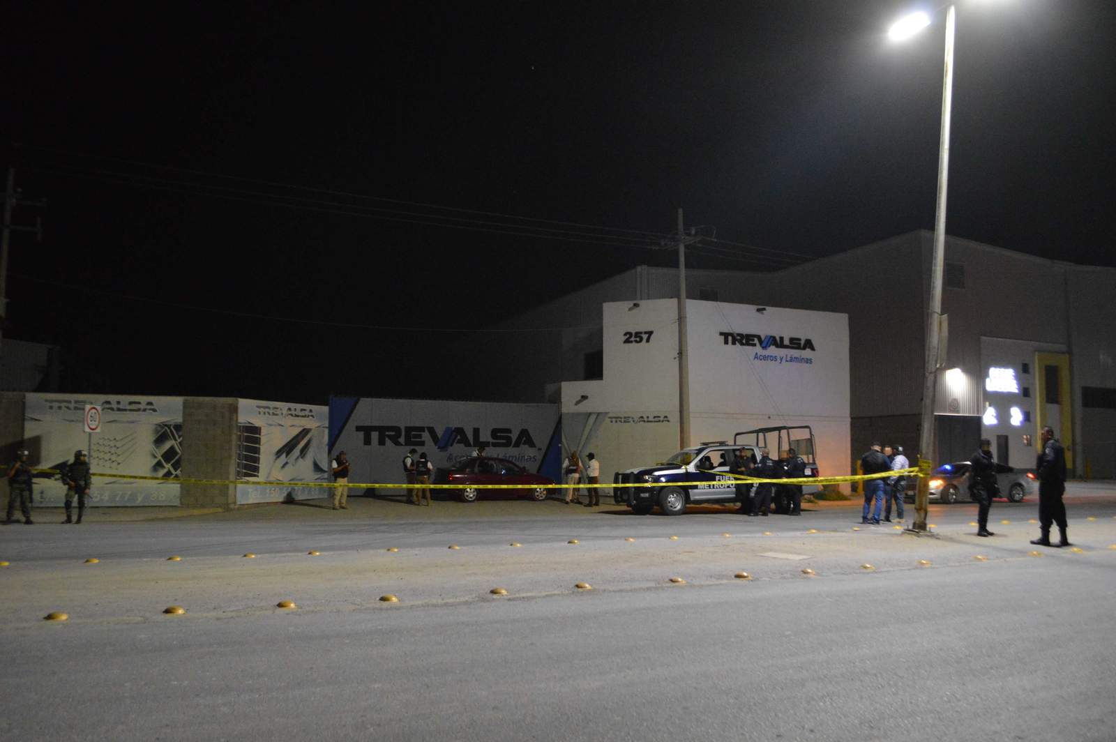 Balean y lanzan explosivo contra negocio en Torreón. Noticias en tiempo real