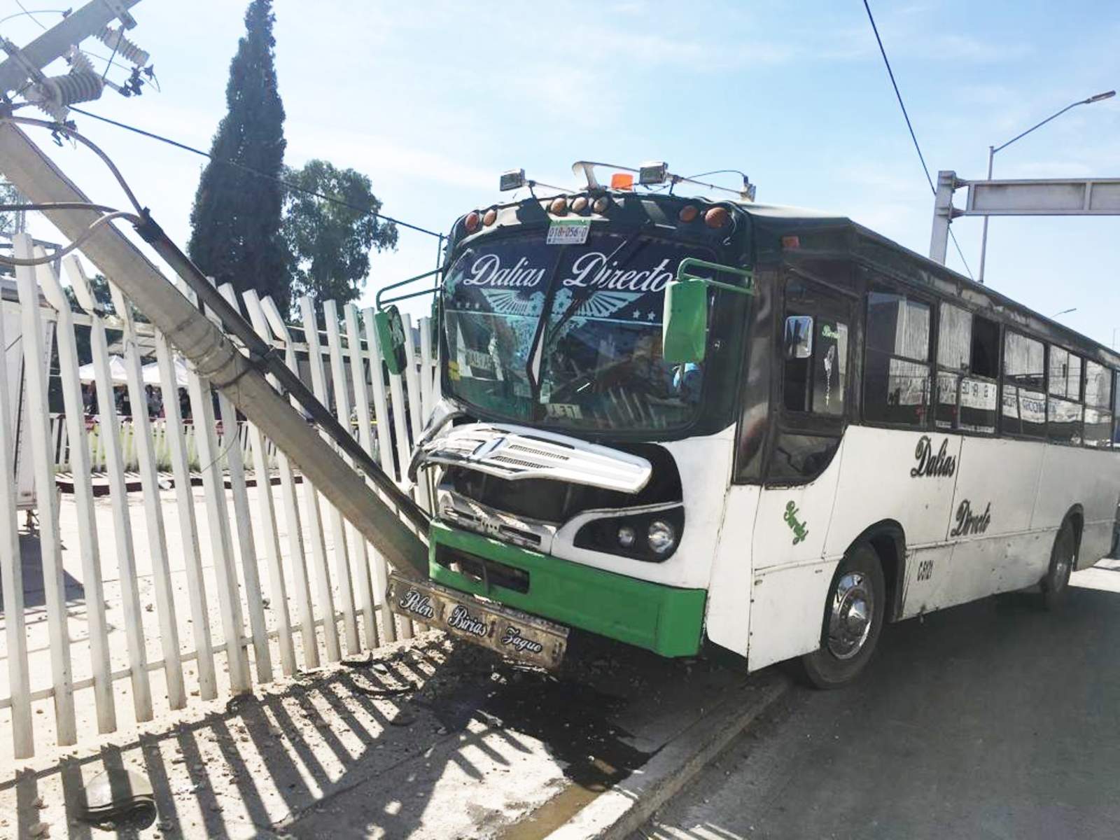 Camión de ruta se impacta contra poste en Torreón. Noticias en tiempo real
