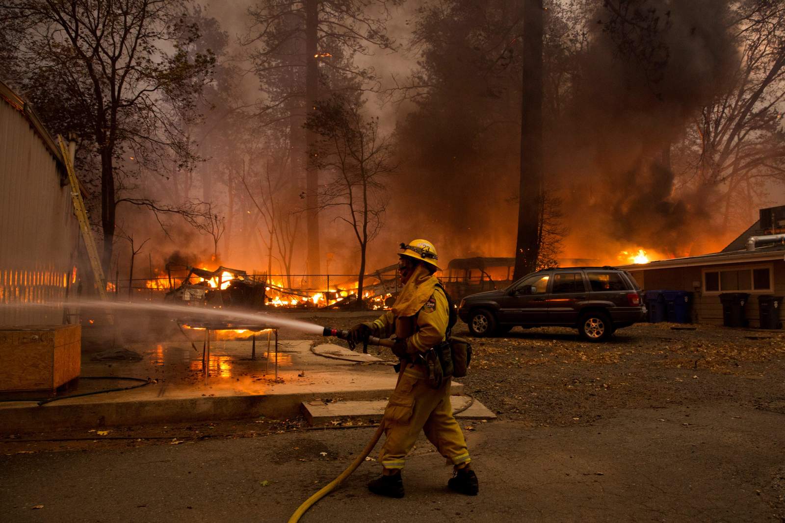 Huyen miles de personas de incendio forestal en California. Noticias en tiempo real