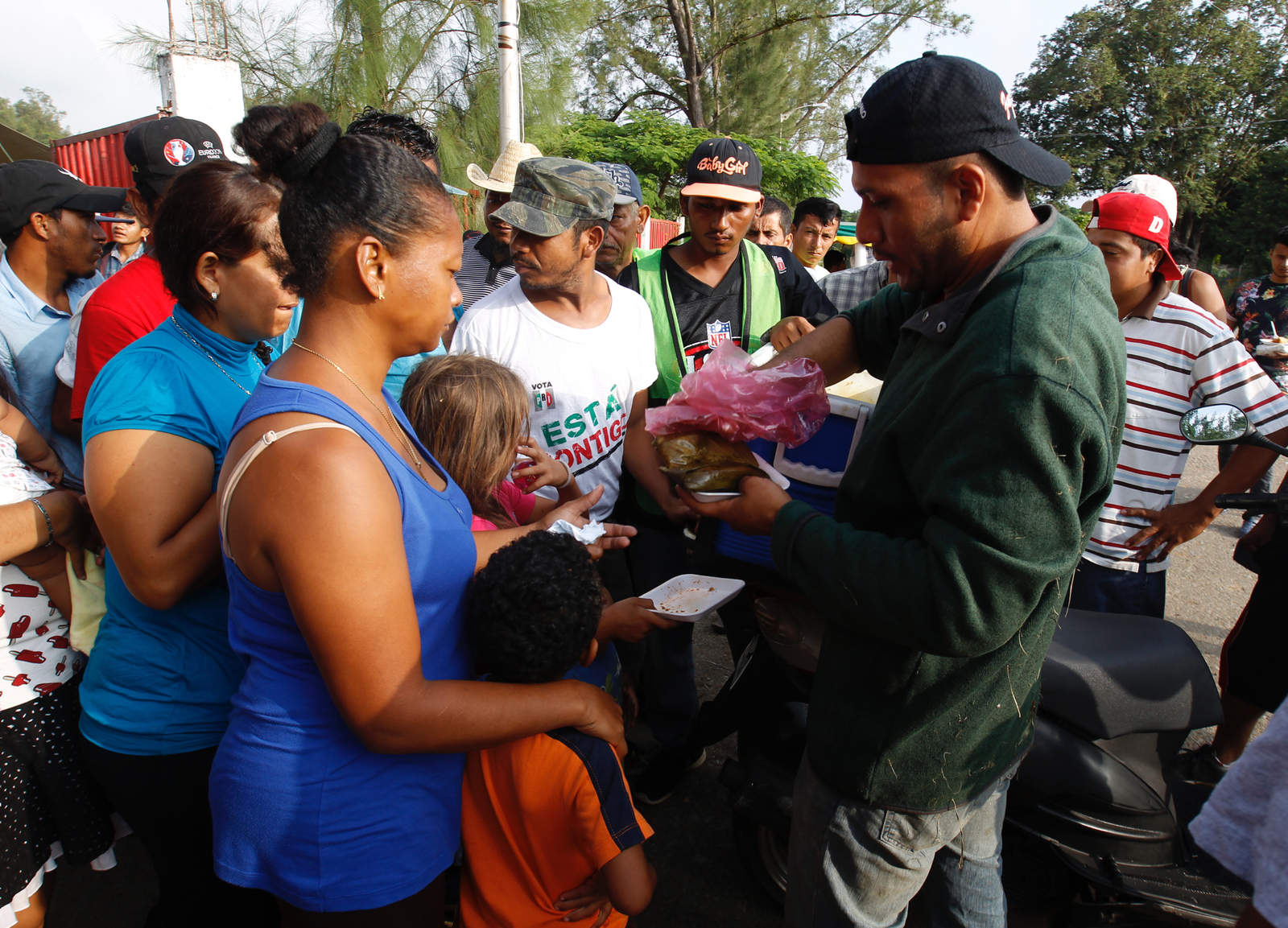 Unos 200 integrantes de la caravana tomarán rumbo a Querétaro. Noticias en tiempo real