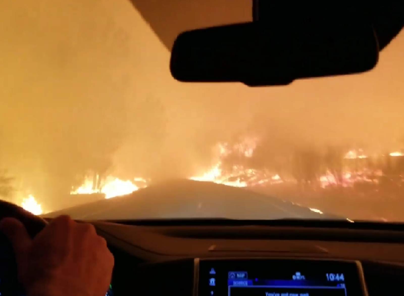 Aterrador video de familia escapando de un incendio. Noticias en tiempo real