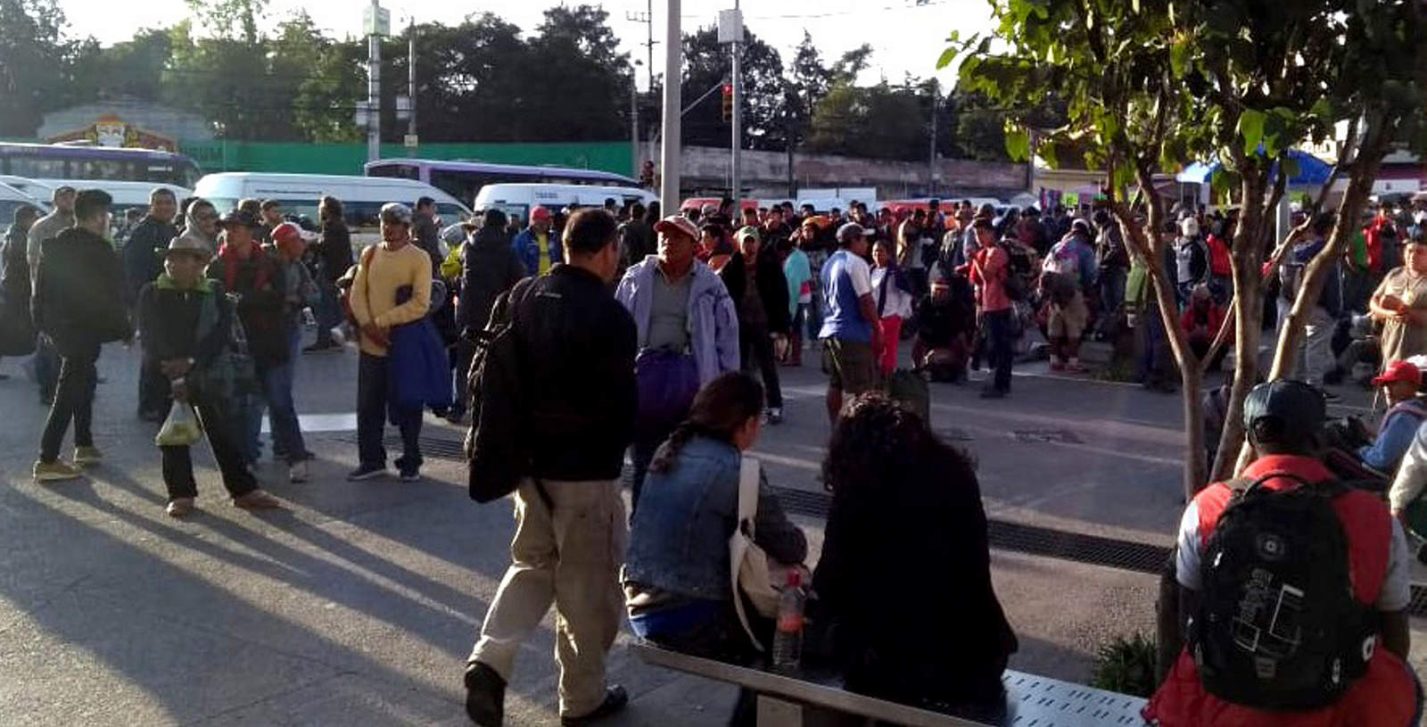 Miembros de caravana alcanzan la caseta de Tepotzotlán. Noticias en tiempo real