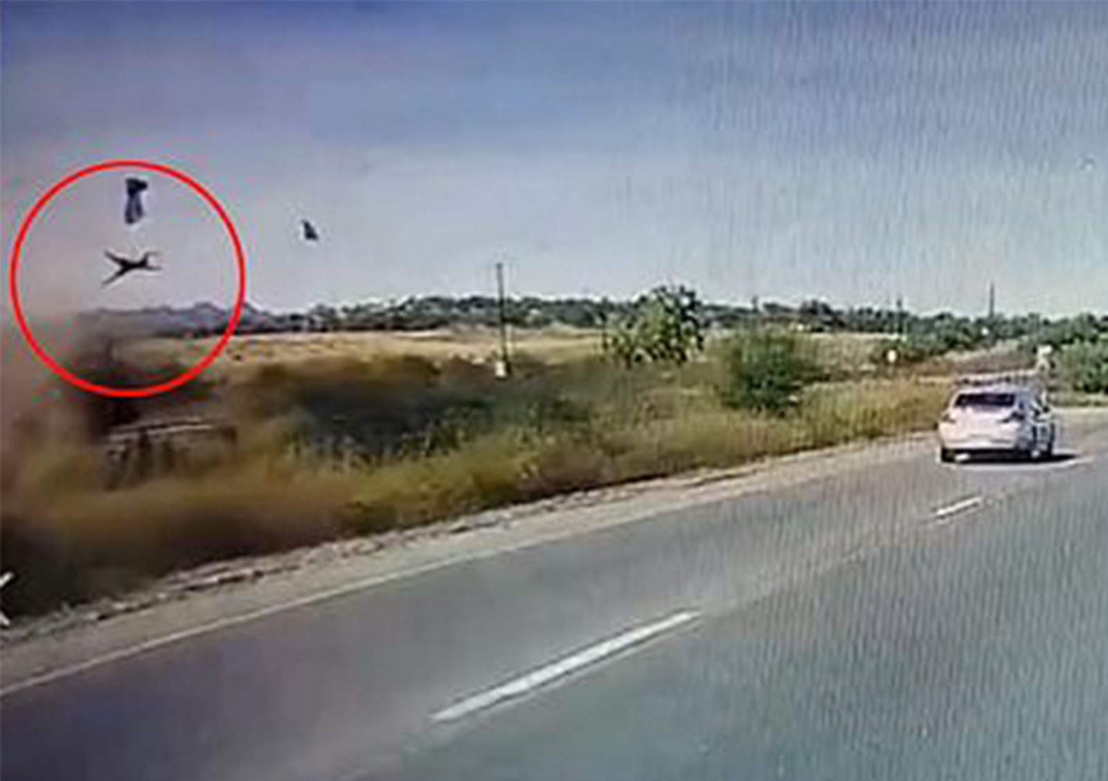 Mujer sale disparada de camioneta tras impactarse. Noticias en tiempo real