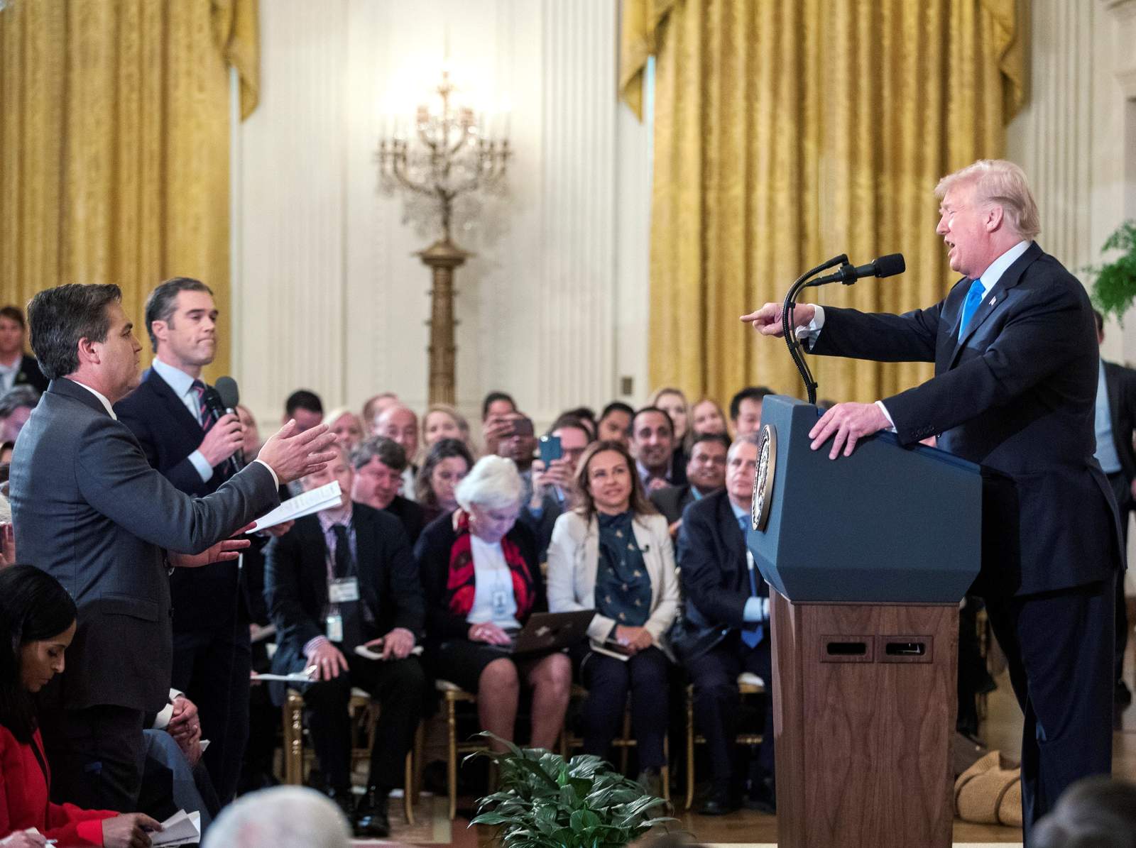 Trump asegura que más periodistas podrían perder acceso a Casa Blanca. Noticias en tiempo real