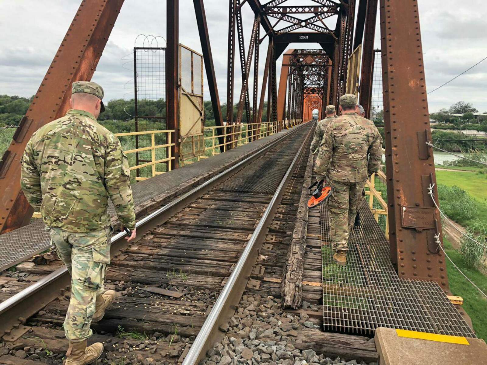 Inspecciona puentes personal militar en Eagle Pass. Noticias en tiempo real