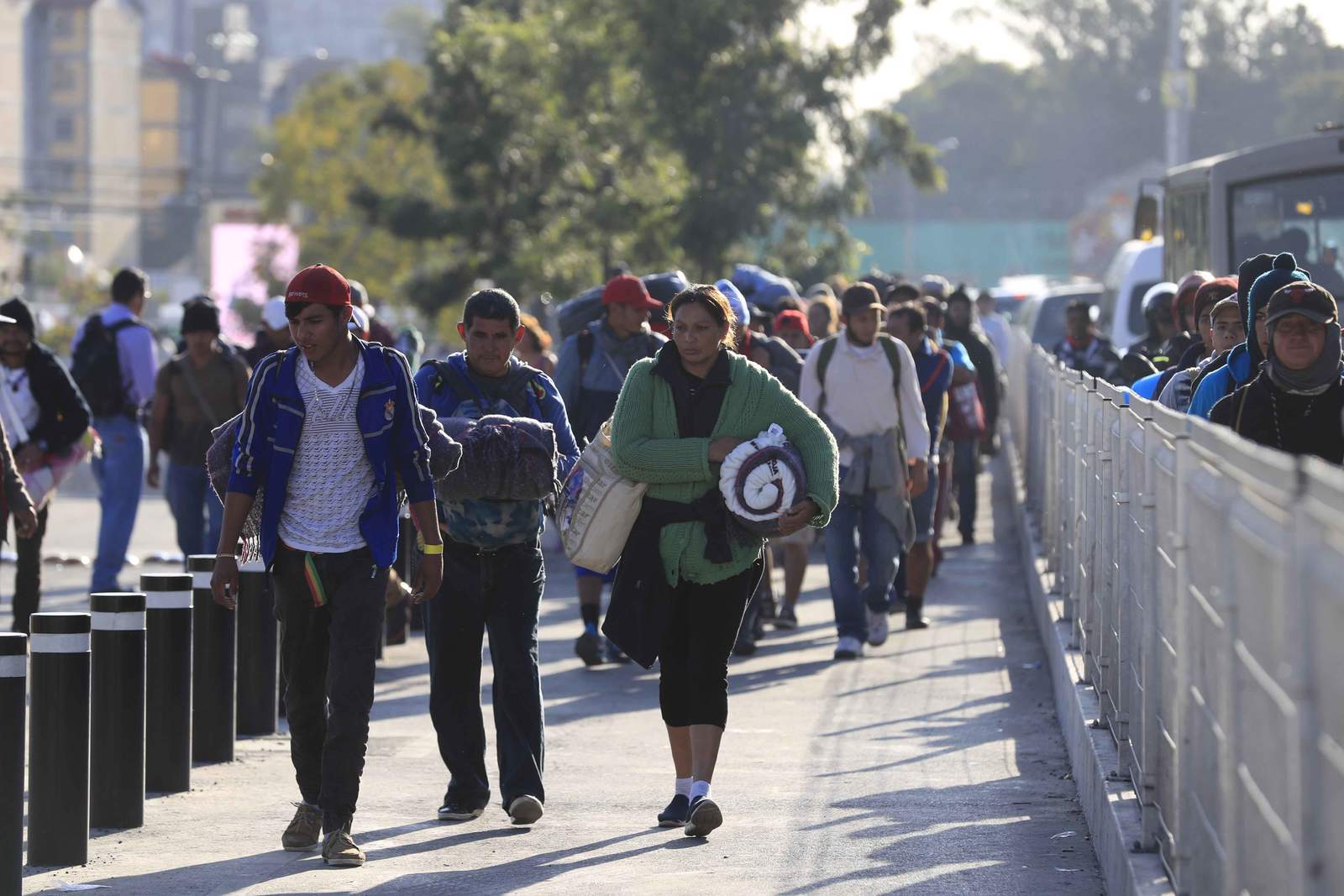 Migrantes retoman marcha a EU con reproches a ONU. Noticias en tiempo real