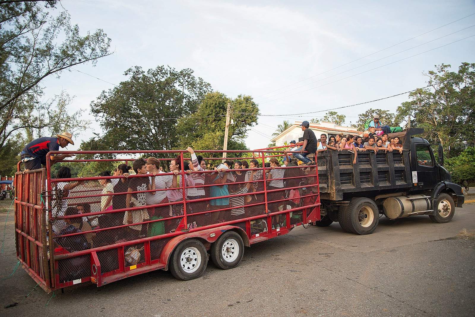 Se separan segunda y tercera caravana tras señalamientos. Noticias en tiempo real