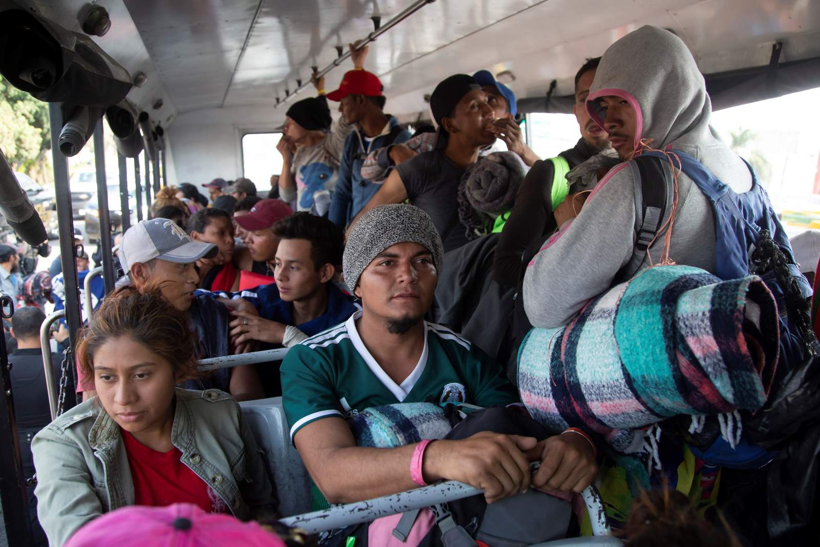 Avanzan en caravana, pero los migrantes se dividen. Noticias en tiempo real