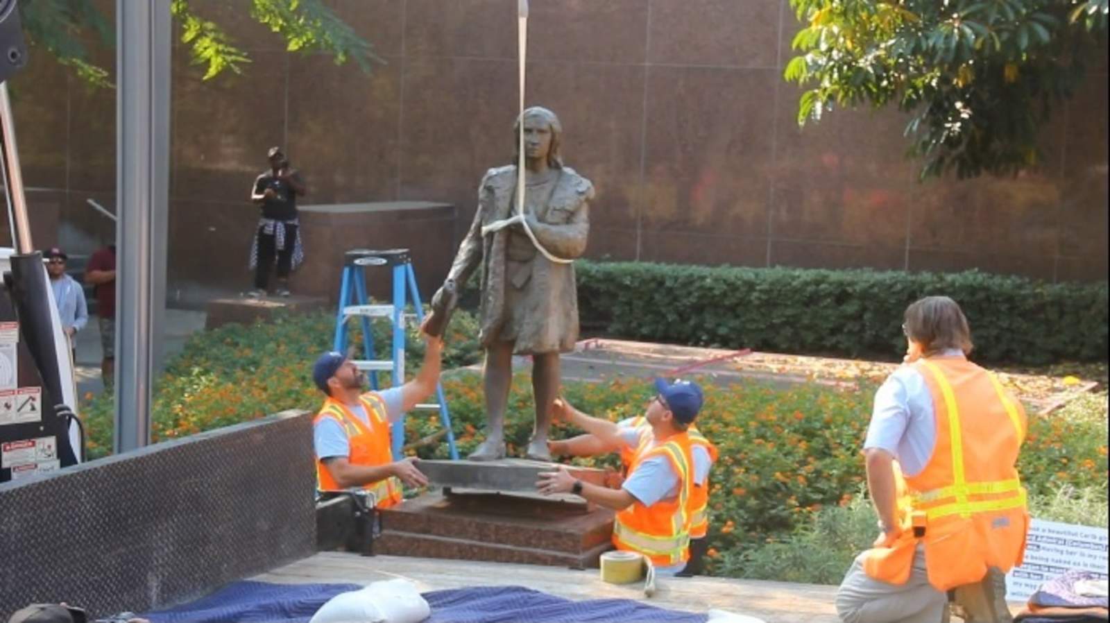 Retiran estatua de Cristóbal Colón en Los Ángeles. Noticias en tiempo real