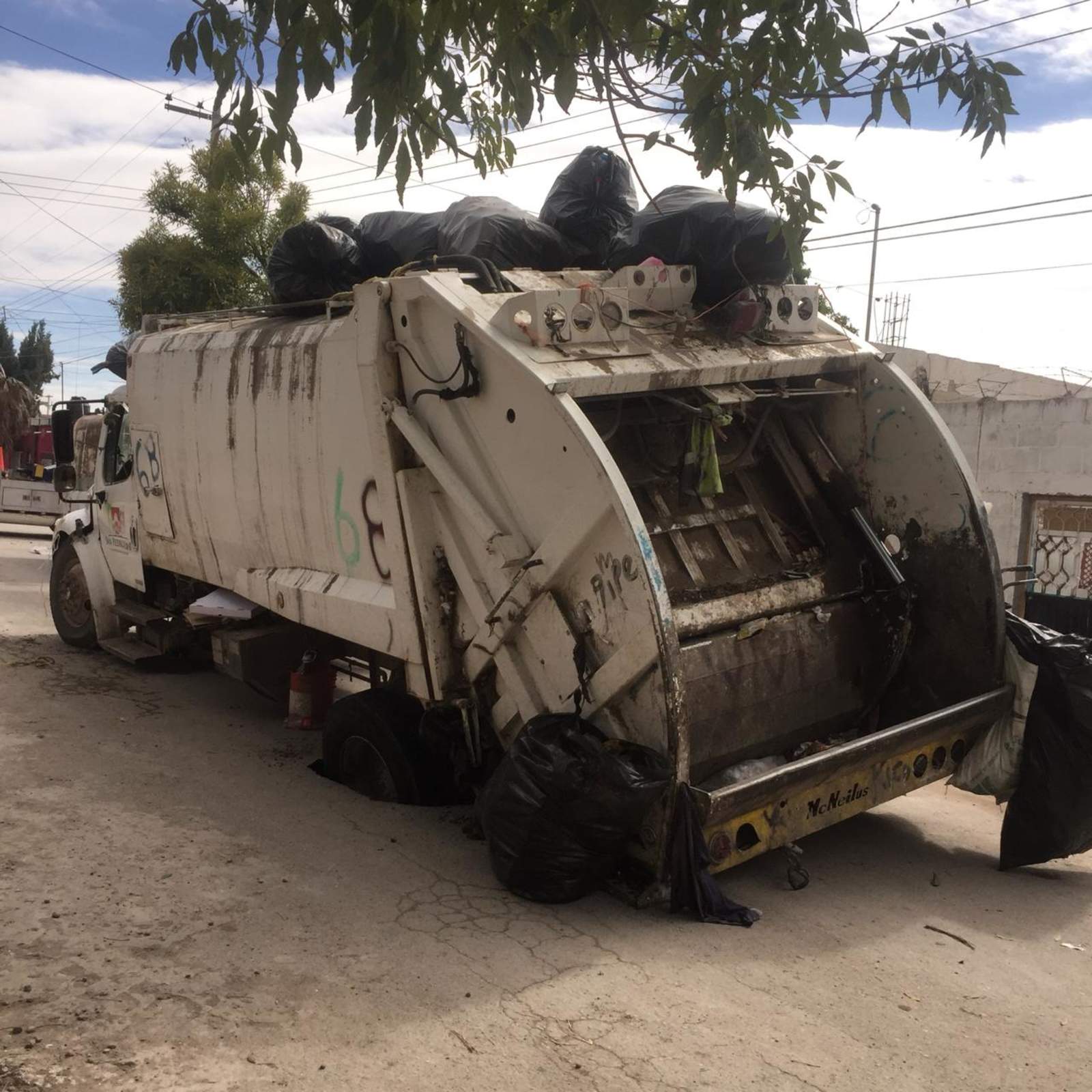 Camión recolector de basura cae a socavón en San Pedro. Noticias en tiempo real