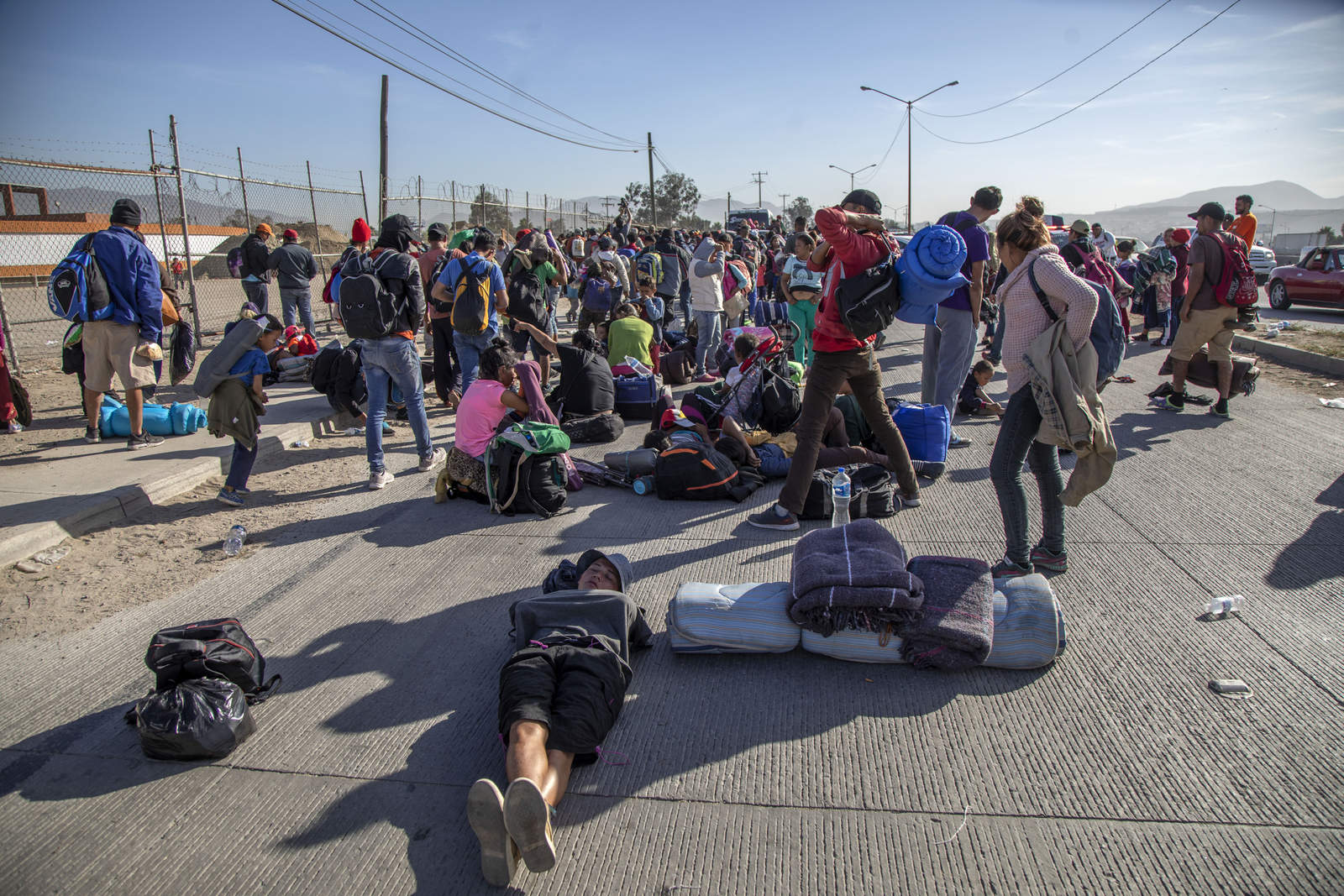 Caravanas deberán esperar en México para pedir asilo: EU. Noticias en tiempo real