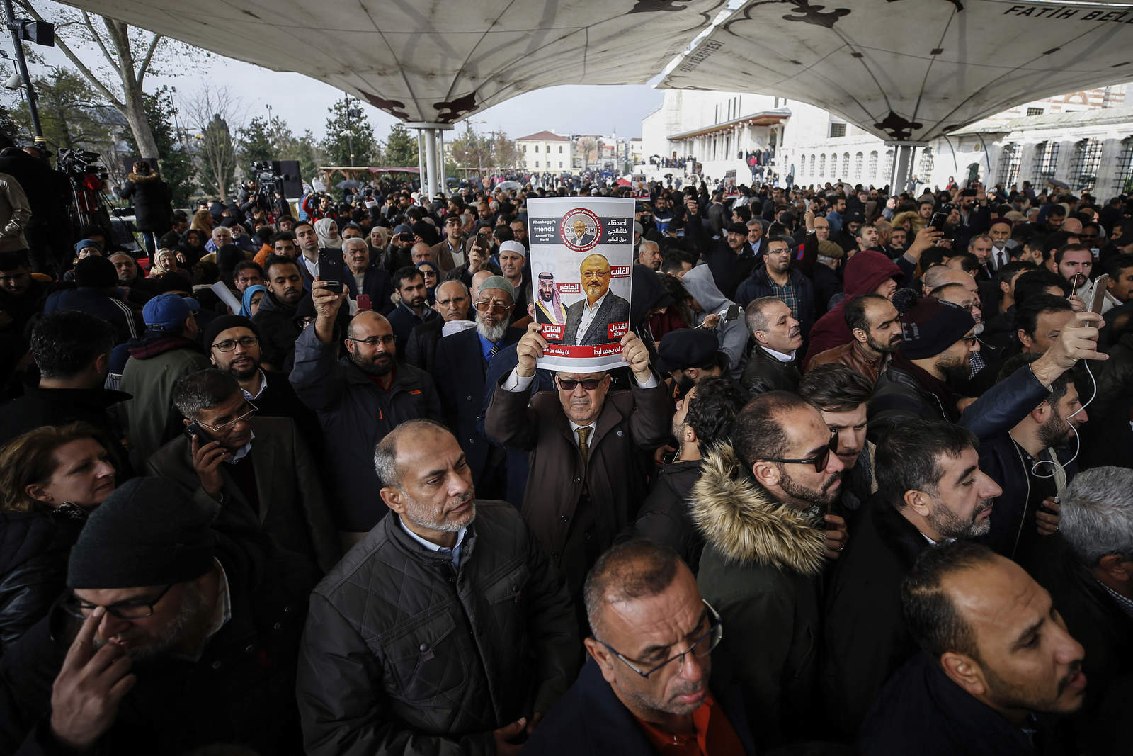 Amigos de Khashoggi celebran funeral simbólico en mezquita. Noticias en tiempo real
