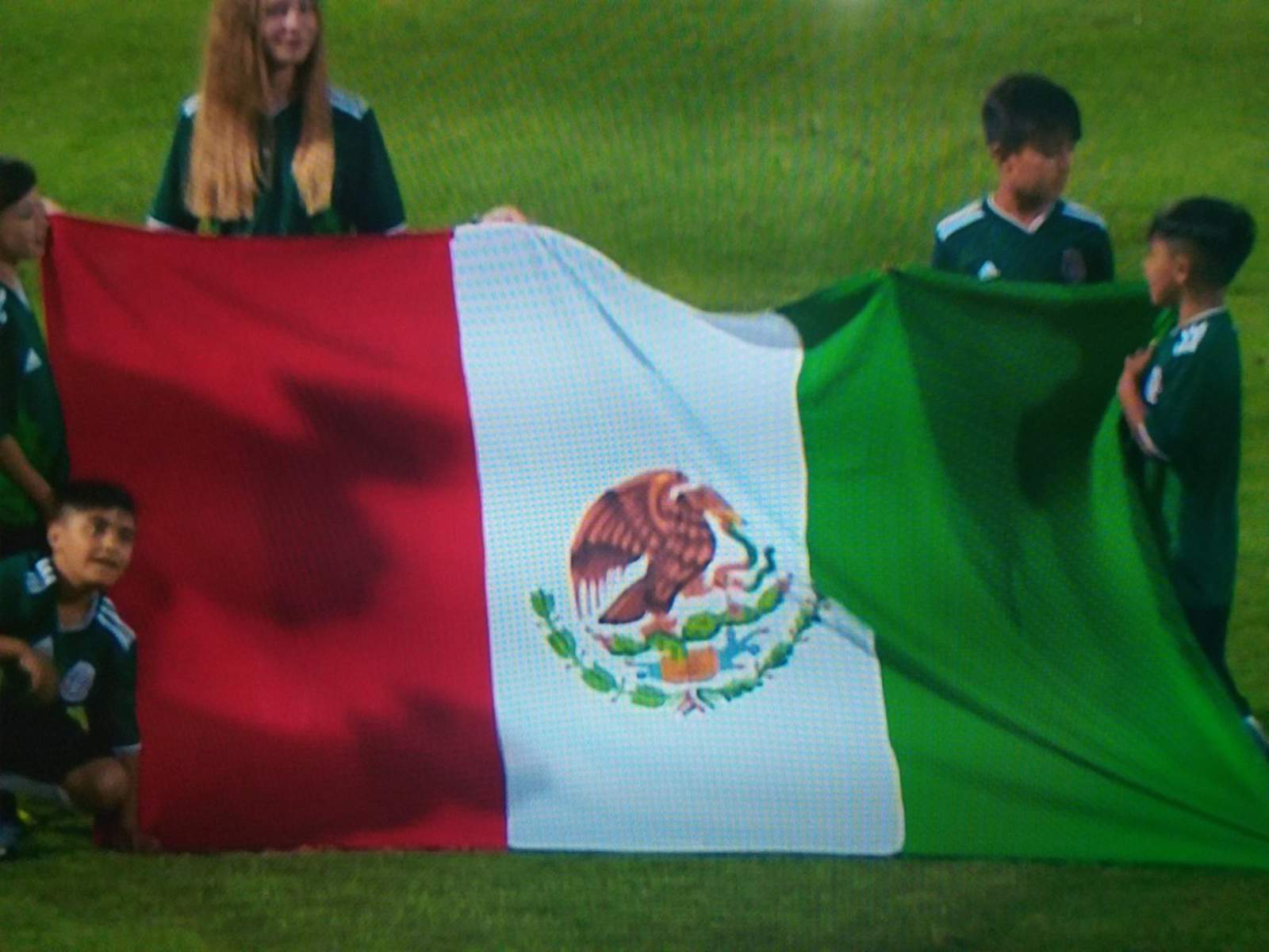 Colocan al revés la Bandera de México en duelo ante Argentina. Noticias en tiempo real